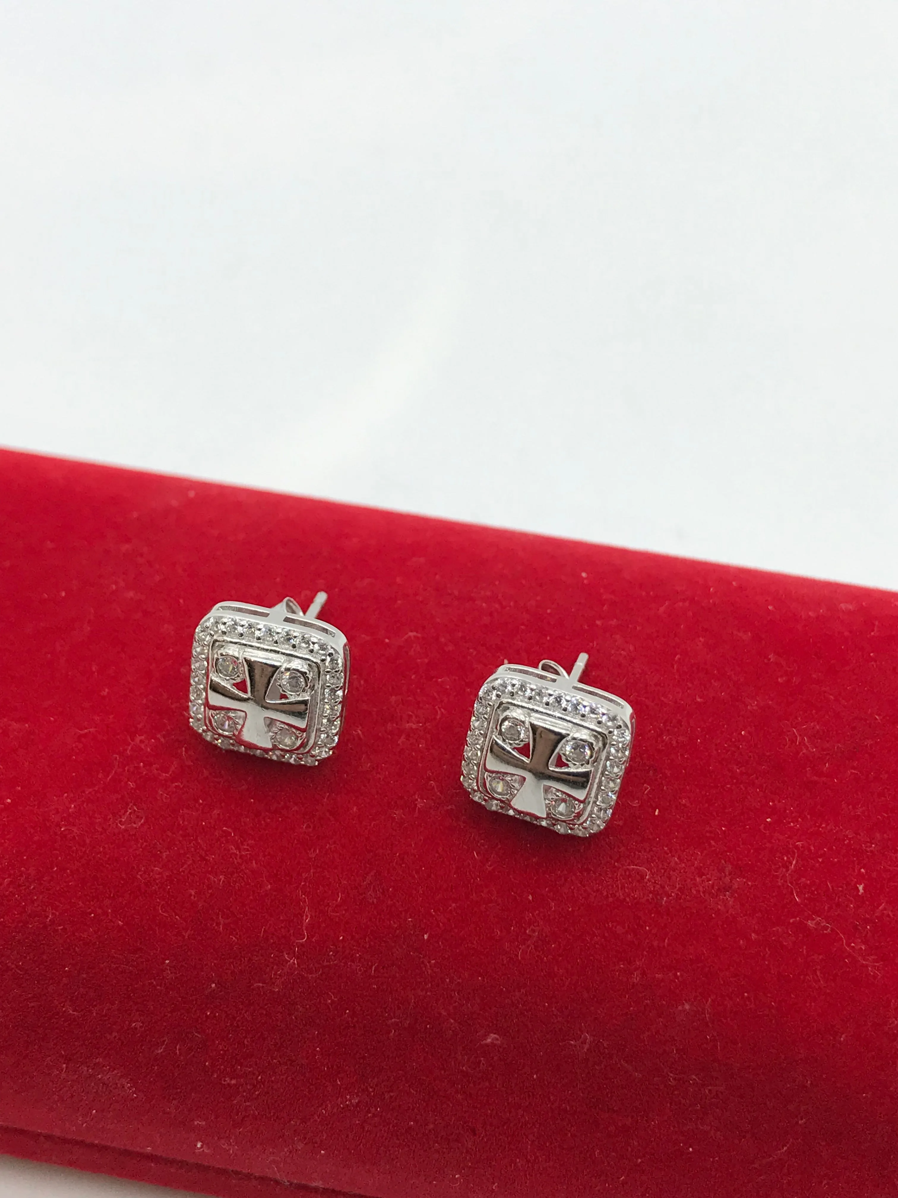 Sterling silver claddagah studs